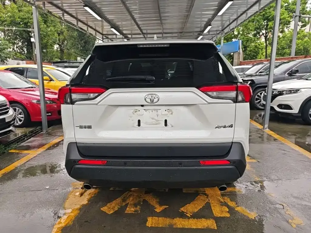 Toyota RAV4 — фото 8