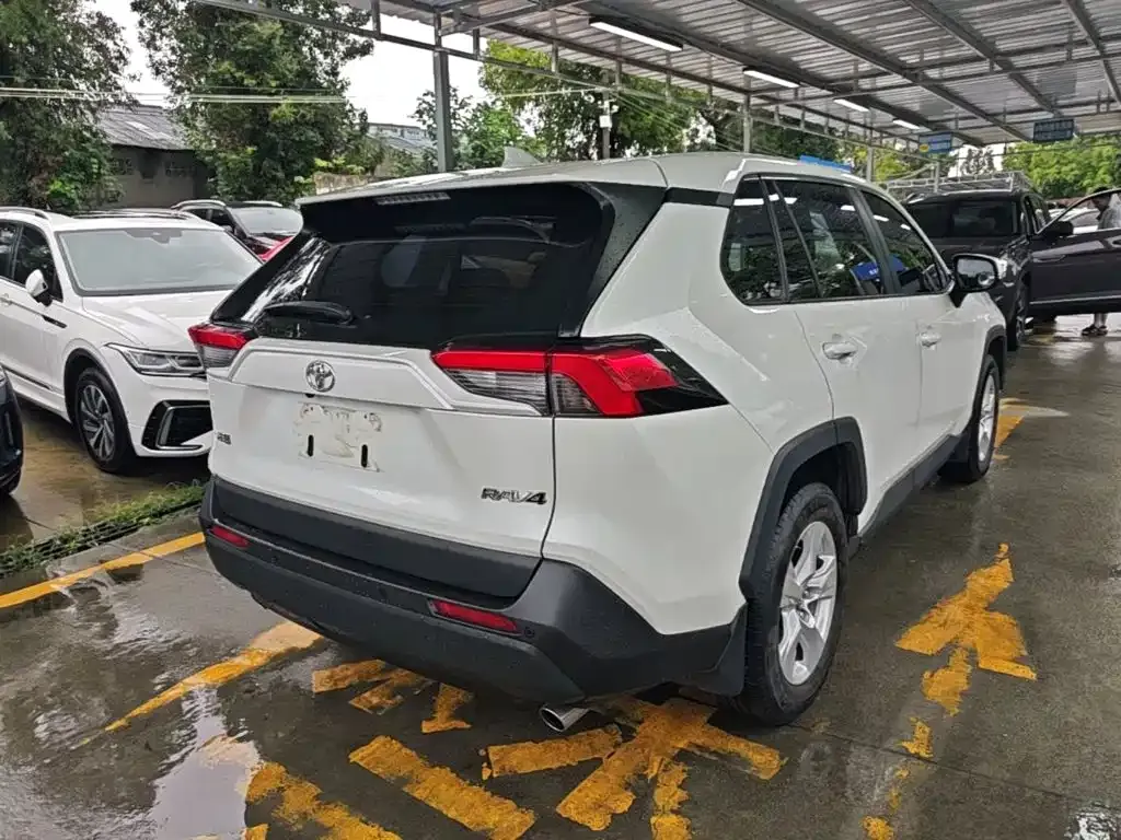 Toyota RAV4 — фото 6