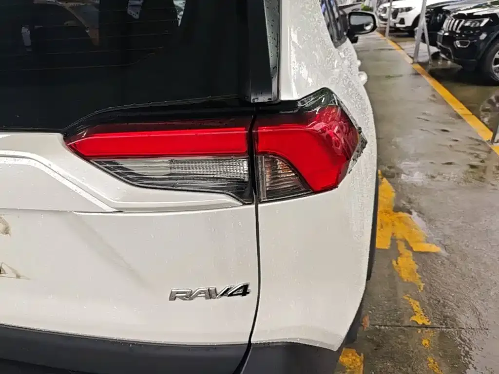 Toyota RAV4 — фото 2