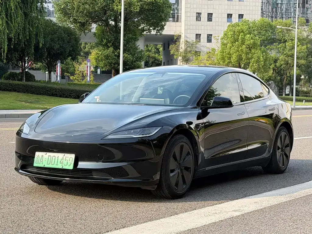 Tesla Model 3 — фото 1