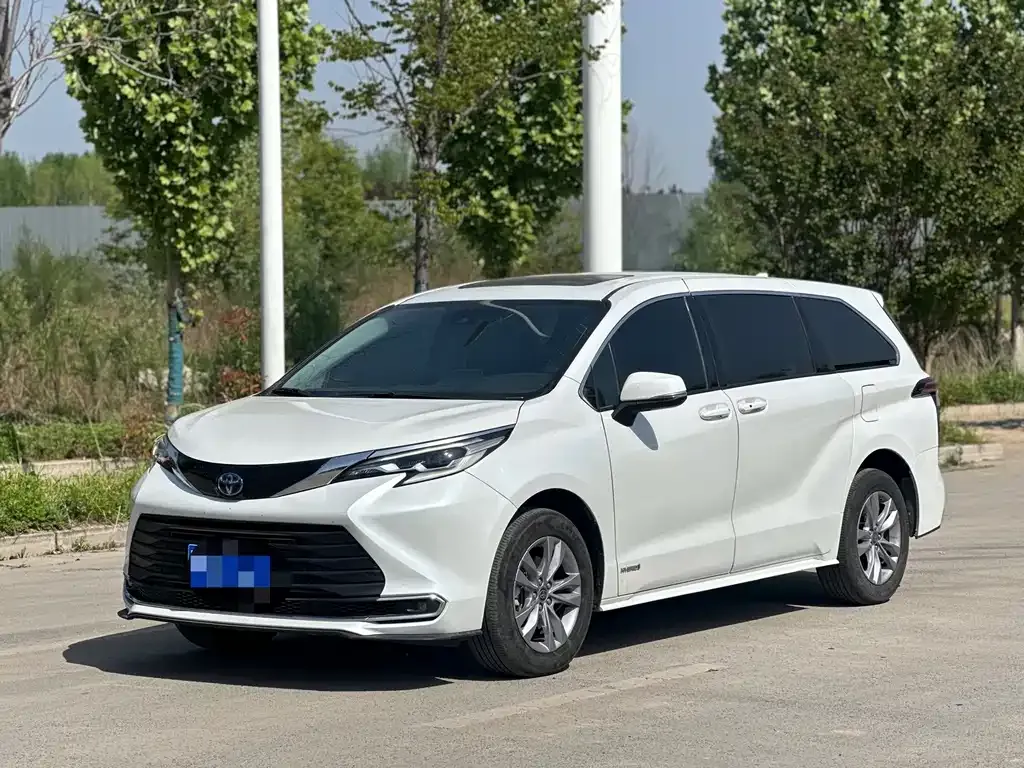 Toyota Sienna — фото 1