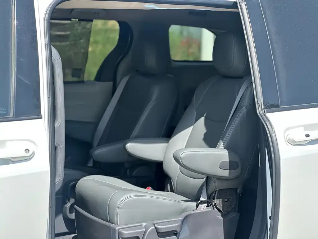 Toyota Sienna — фото 2