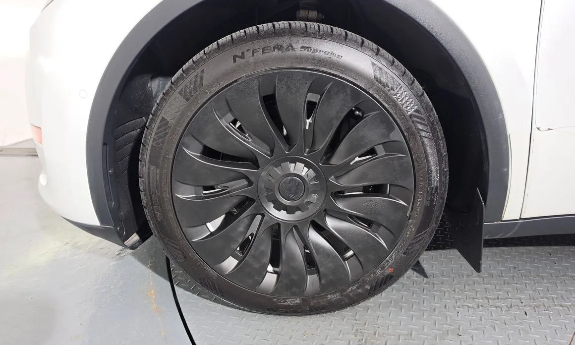 Tesla Model Y — фото 10
