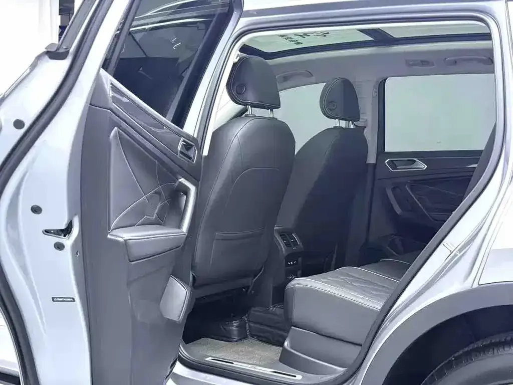 Volkswagen Tiguan L — фото 4