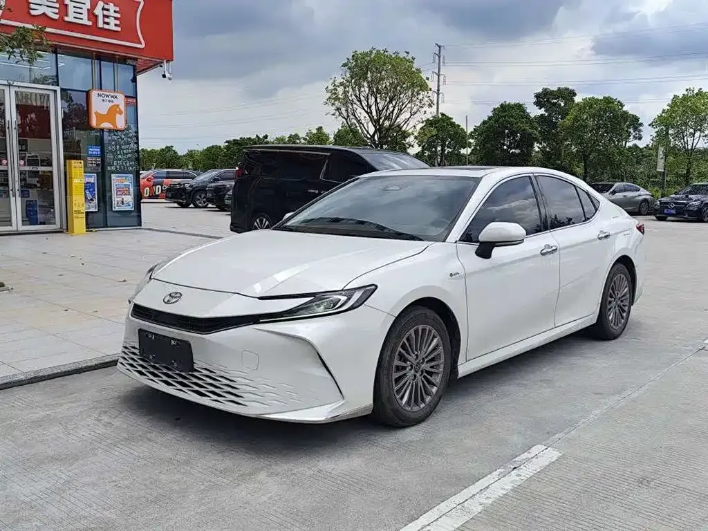Toyota Camry — фото 1