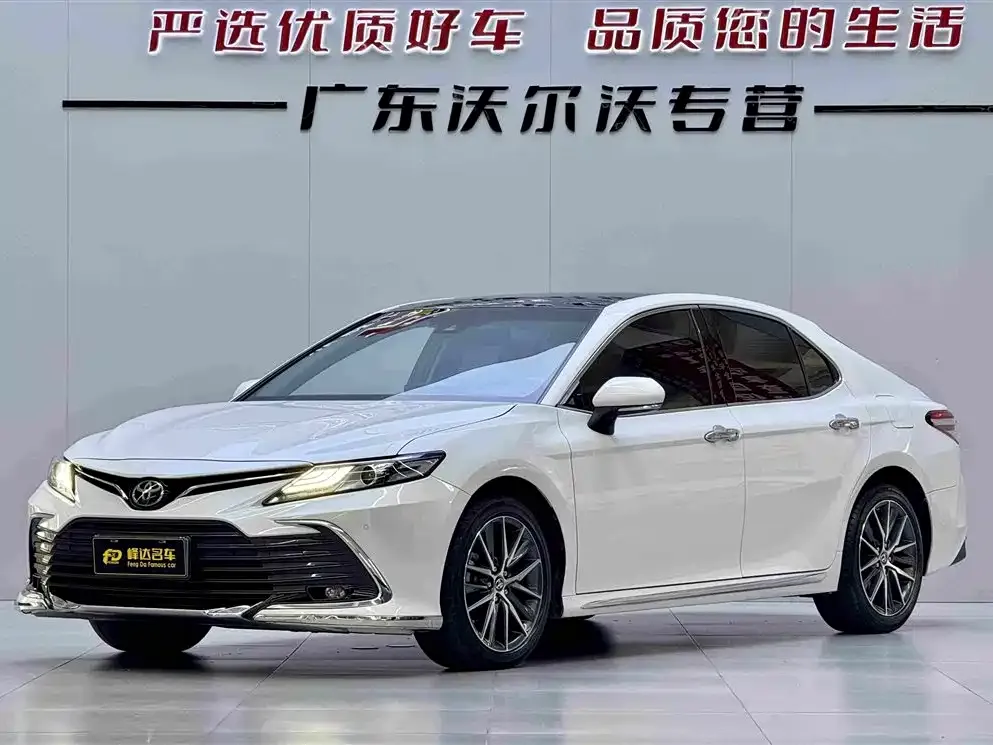 Toyota Camry — фото 1