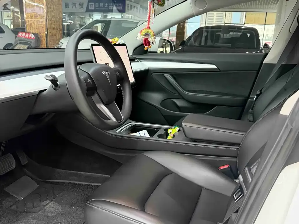 Tesla Model 3 — фото 3