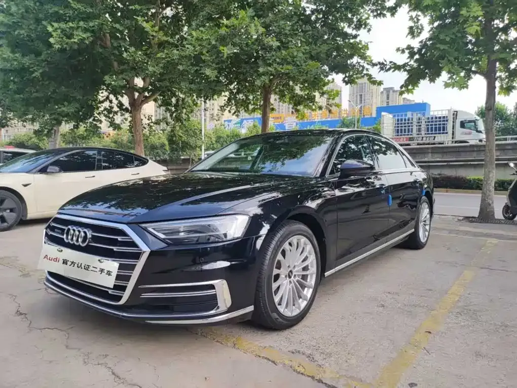 Audi A8 — фото 1