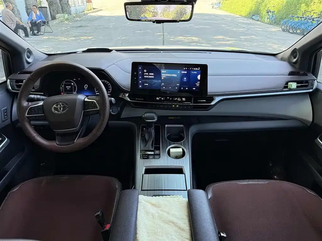 Toyota Granvia — фото 2