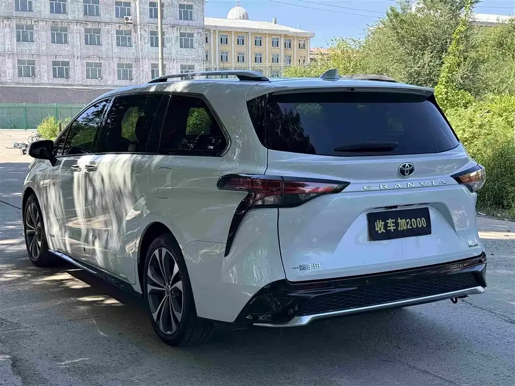 Toyota Granvia — фото 8