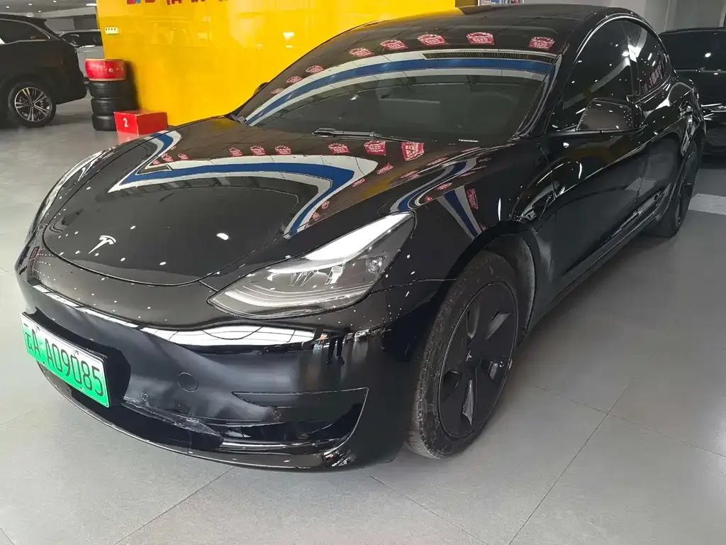 Tesla Model 3 — фото 1