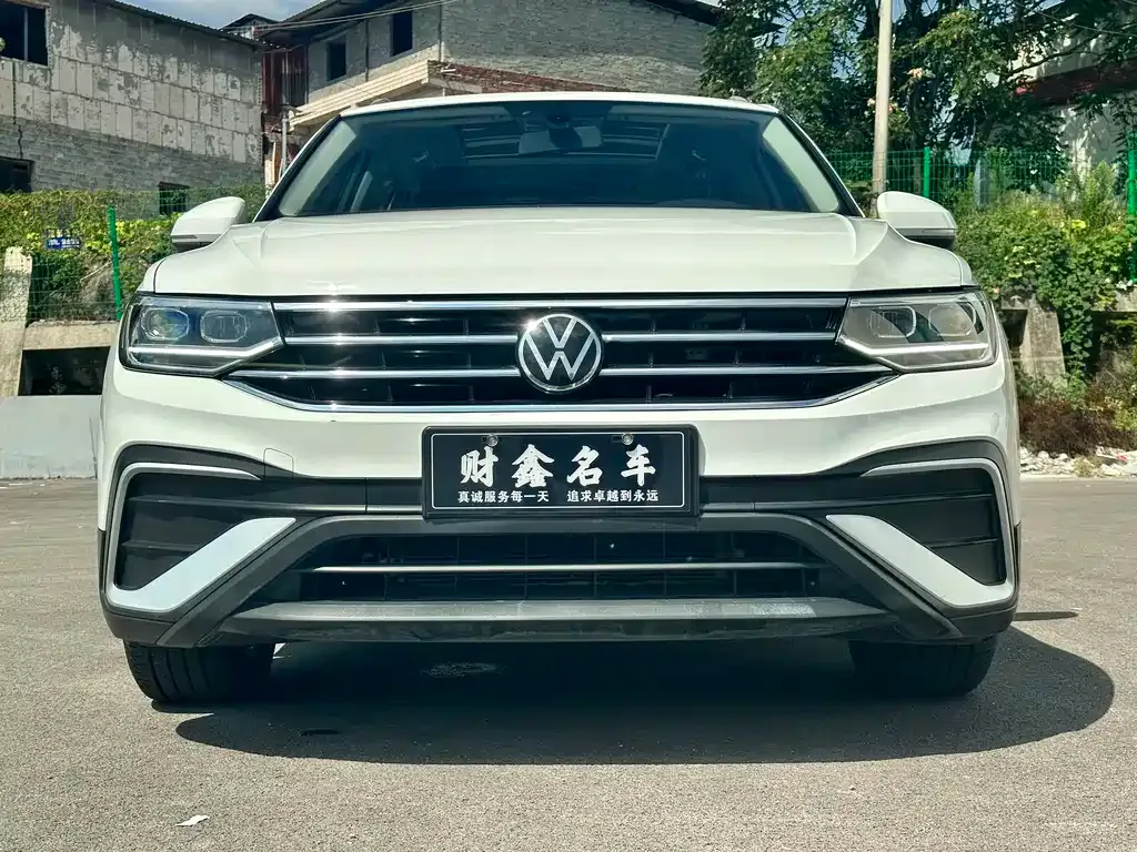 Volkswagen Tiguan L — фото 10