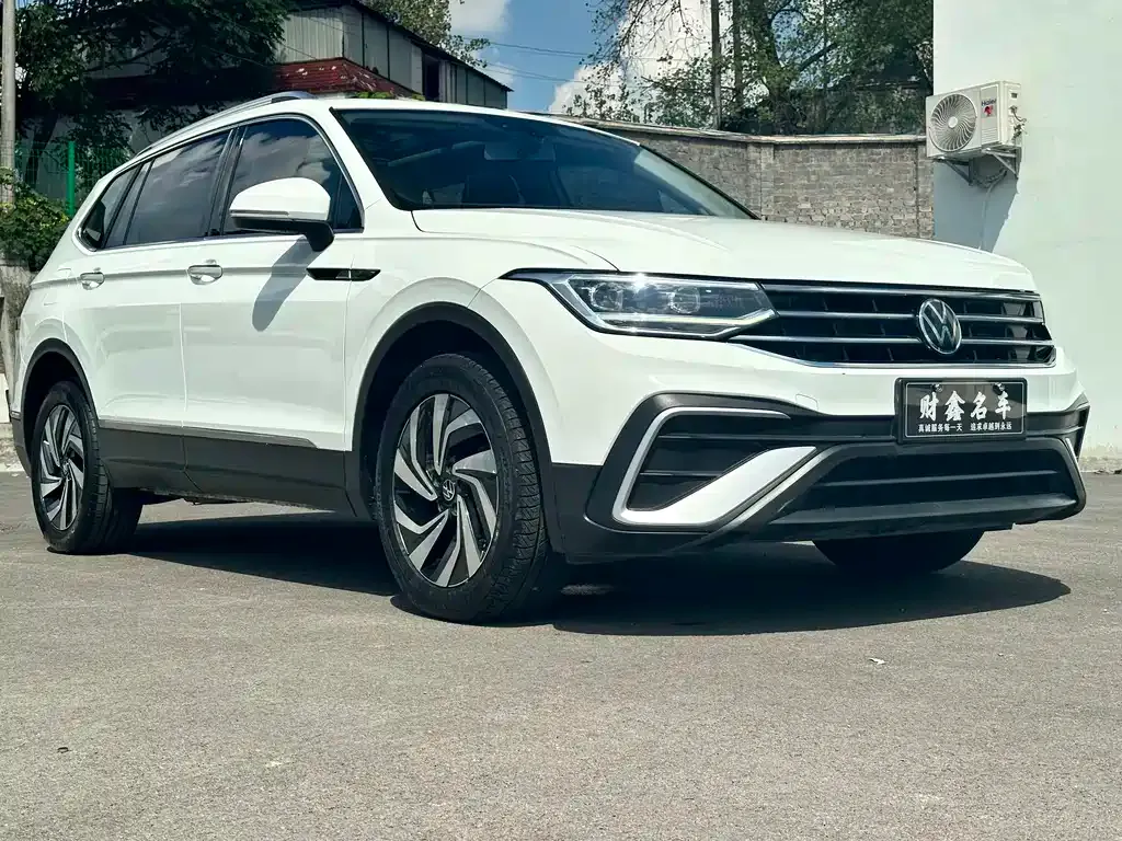 Volkswagen Tiguan L — фото 9
