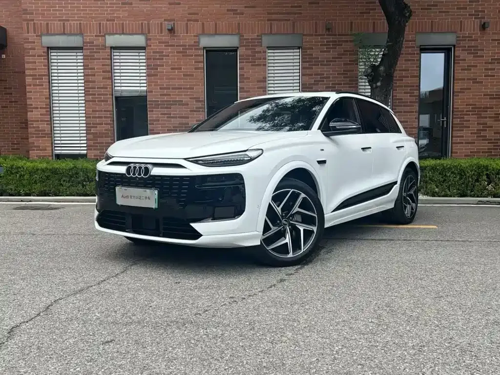 Audi Q6L e-tron — фото 1