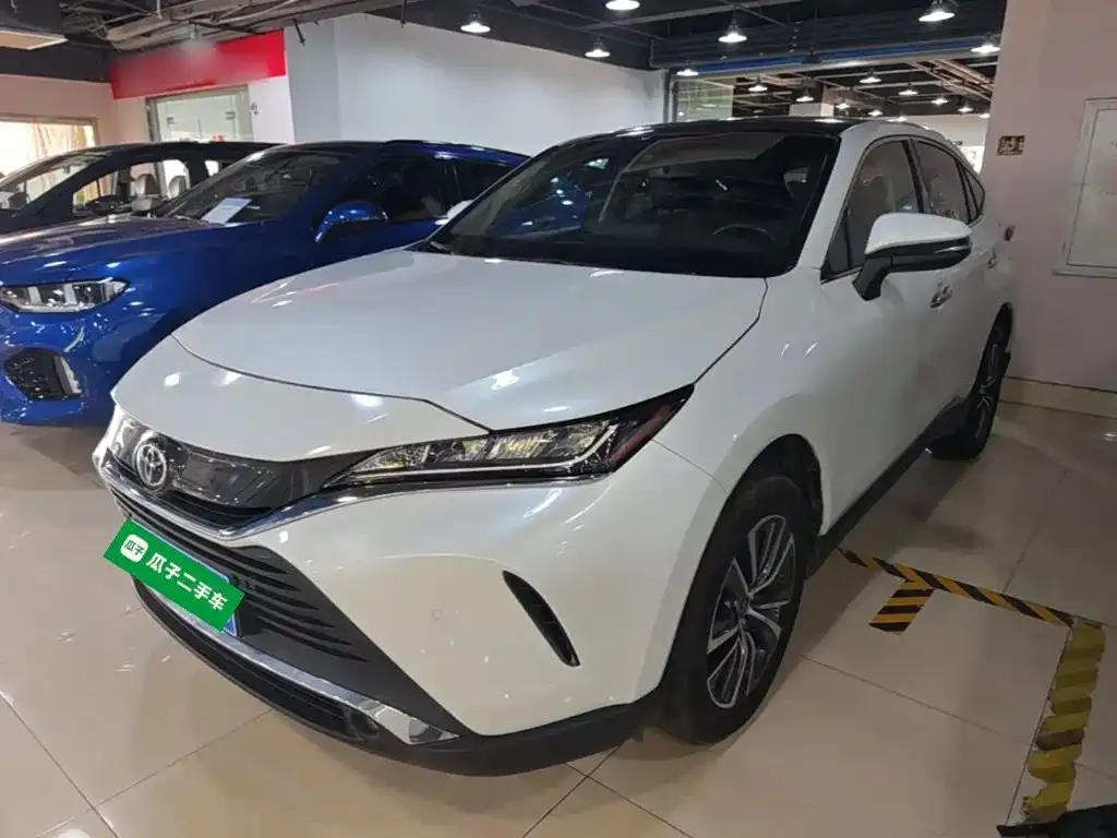 Toyota Harrier — фото 1
