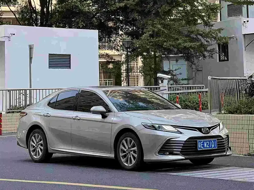 Toyota Camry — фото 1