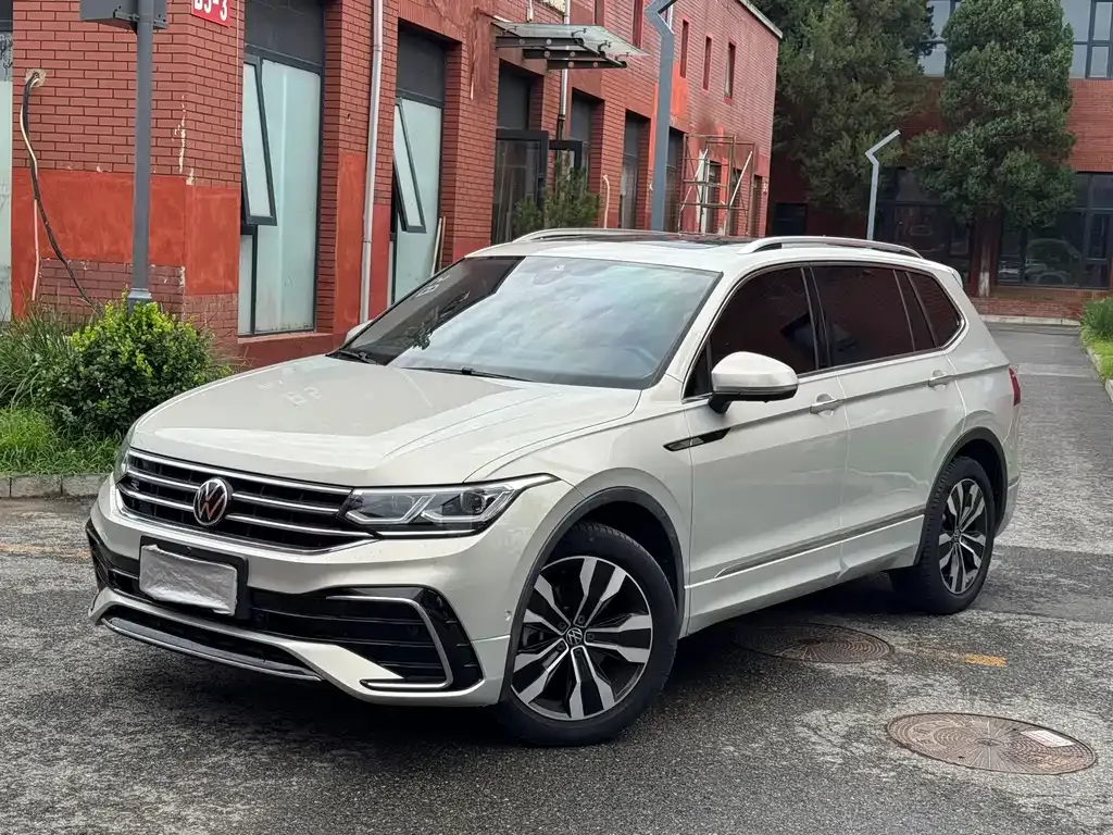 Volkswagen Tiguan L — фото 1