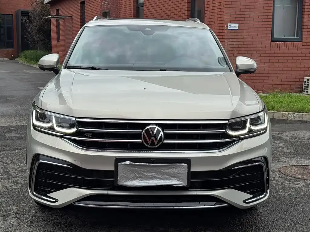 Volkswagen Tiguan L — фото 10