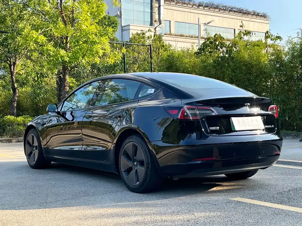 Tesla Model 3 — фото 7