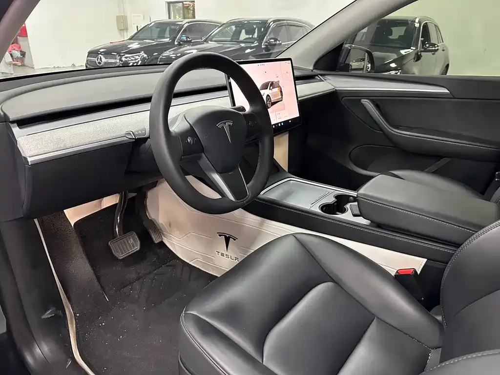 Tesla Model Y — фото 8