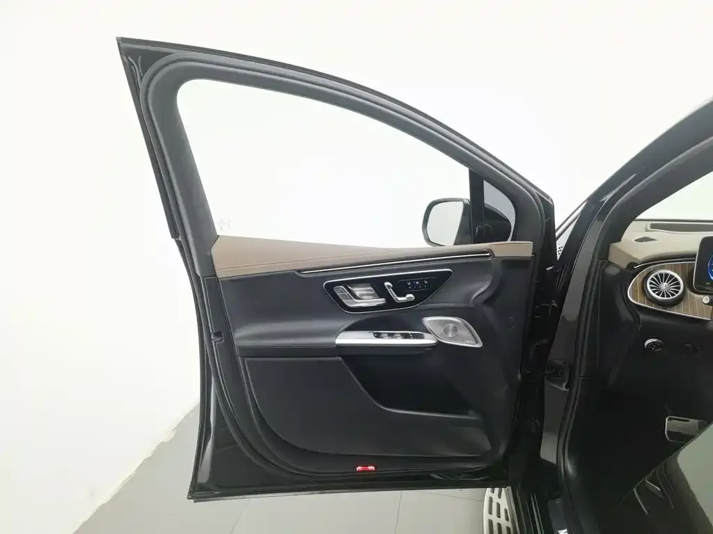 Mercedes-Benz EQE SUV — фото 10