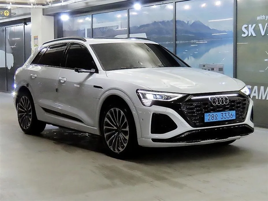 Audi Q8 e-tron — фото 1
