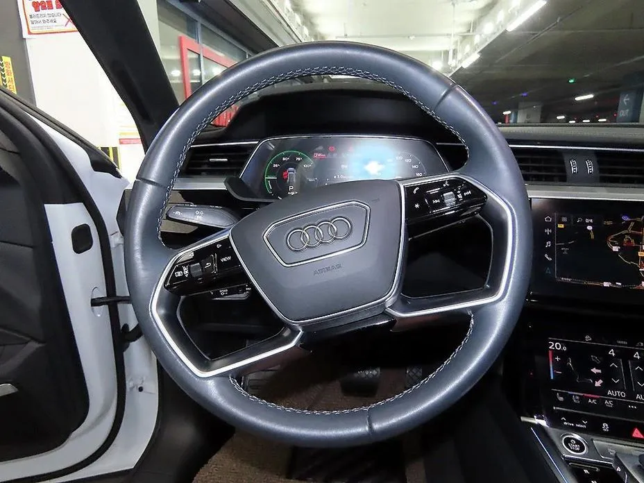 Audi Q8 e-tron — фото 10