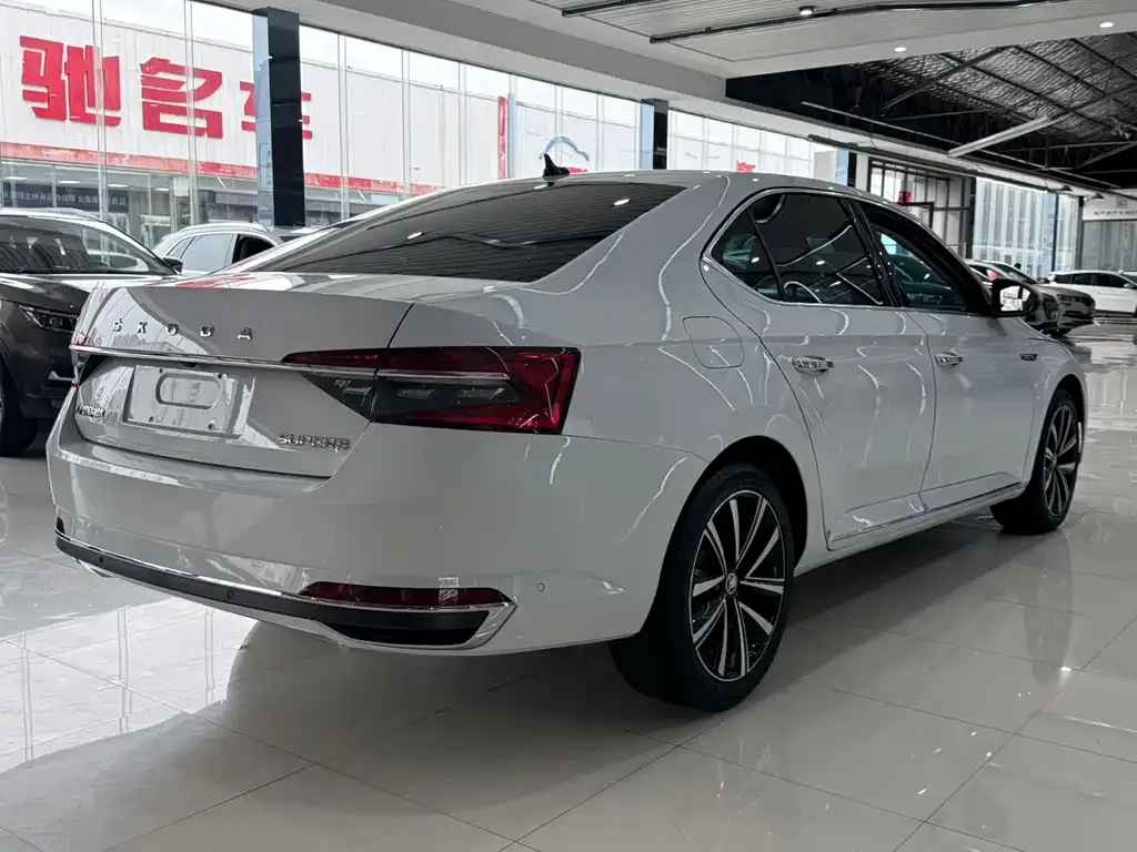 Skoda Superb — фото 9