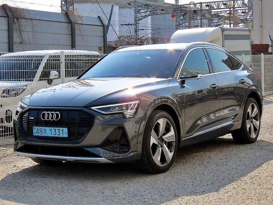 Audi e-tron — фото 1