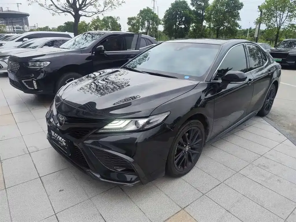 Toyota Camry — фото 1