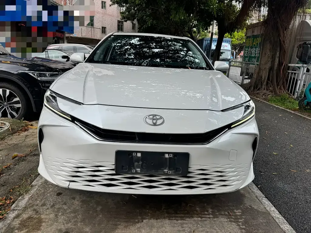 Toyota Camry — фото 1