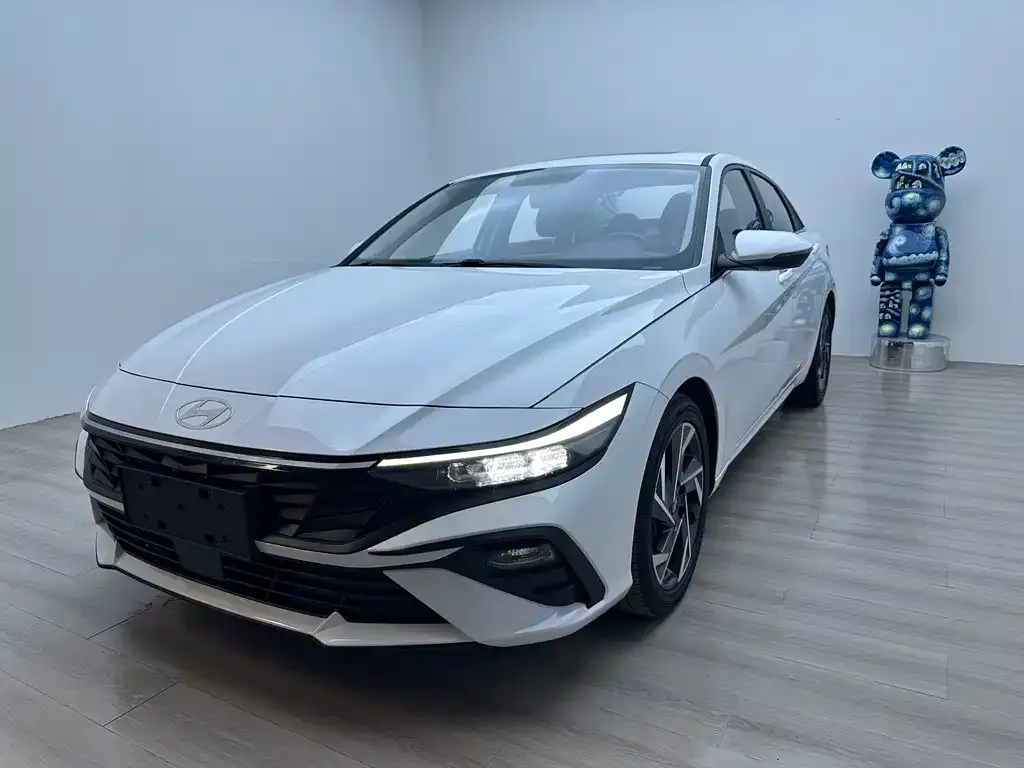 Hyundai Elantra — фото 1