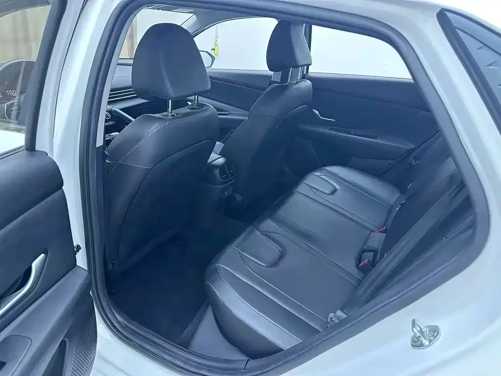 Hyundai Elantra — фото 3
