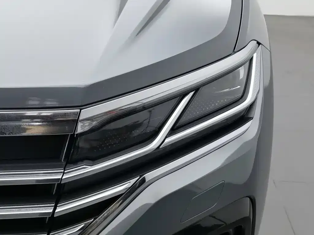 Volkswagen Touareg — фото 9