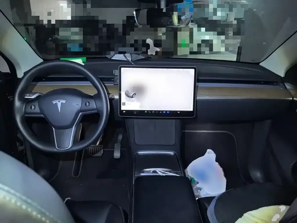 Tesla Model Y — фото 10