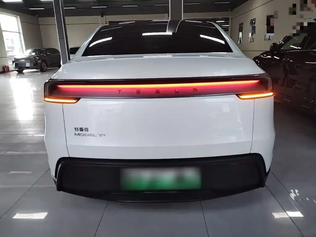 Tesla Model Y — фото 9