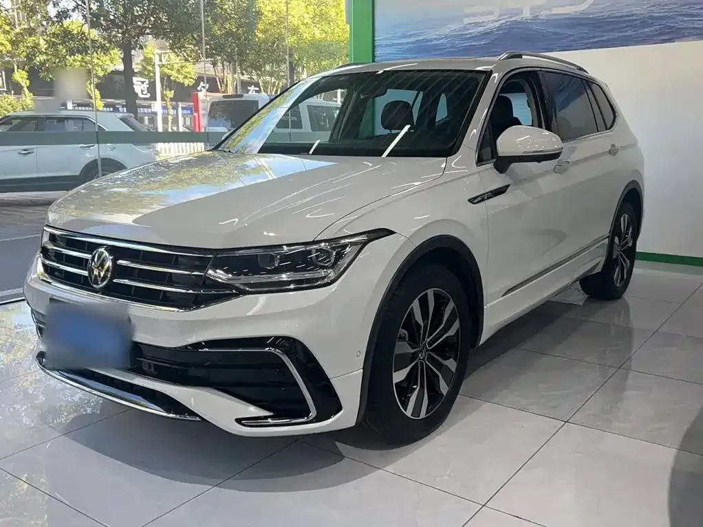 Volkswagen Tiguan L — фото 1