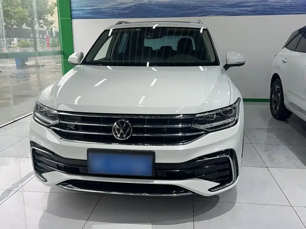 Volkswagen Tiguan L — фото 10