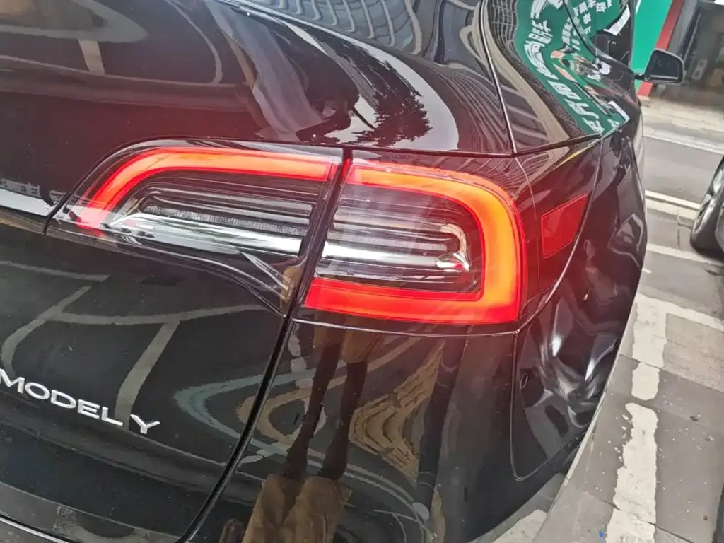Tesla Model Y — фото 10