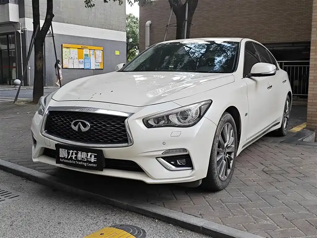 Infiniti Q50L — фото 1