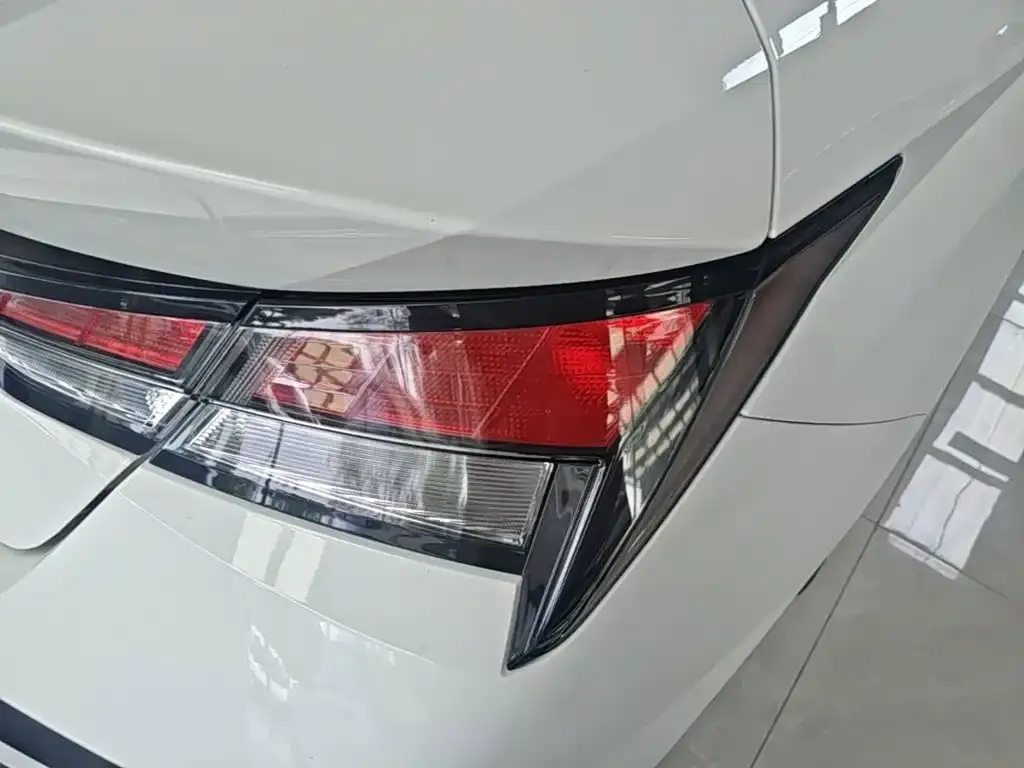 Hyundai Elantra — фото 2