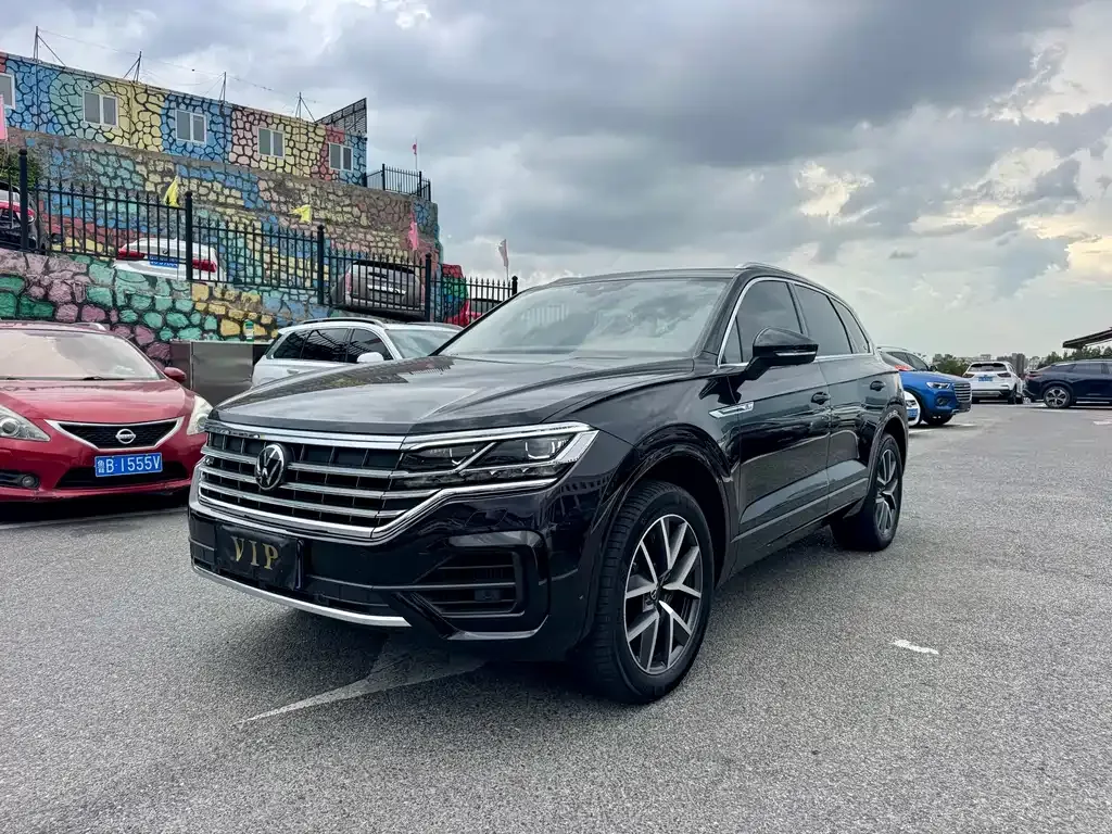 Volkswagen Touareg — фото 1