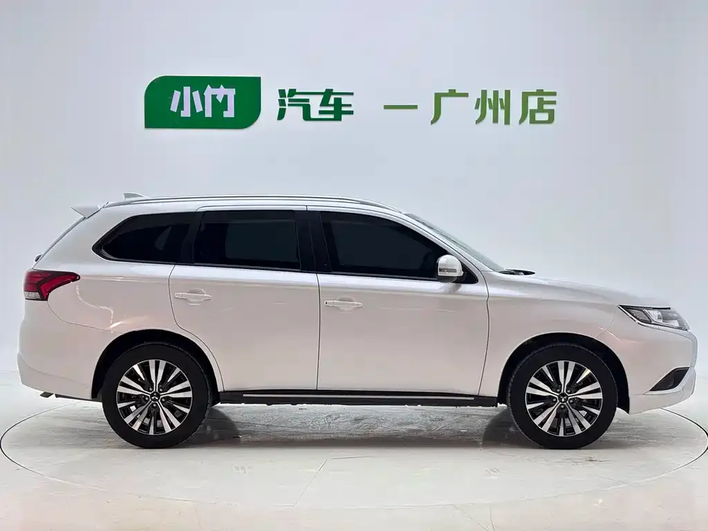Mitsubishi Outlander — фото 8