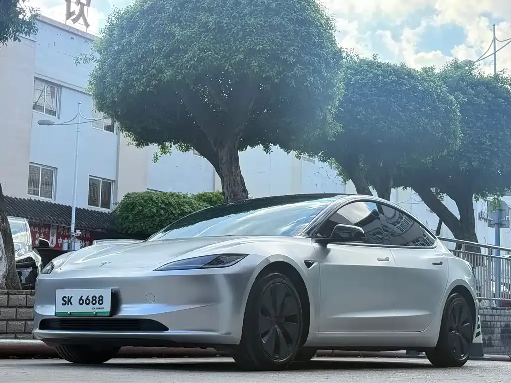 Tesla Model 3 — фото 1