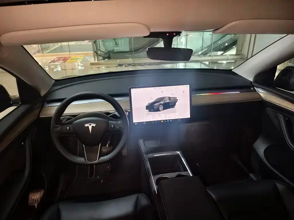 Tesla Model Y — фото 3
