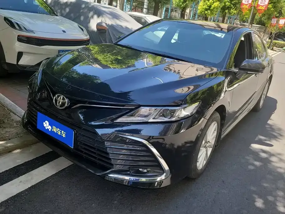 Toyota Camry — фото 1