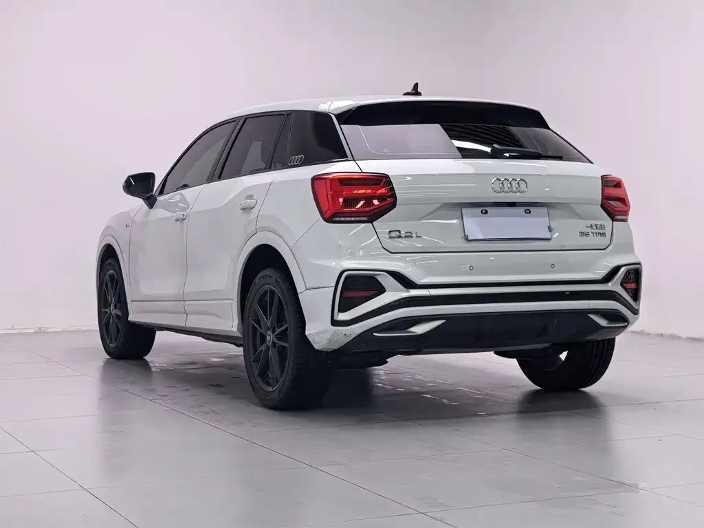 Audi Q2L — фото 10