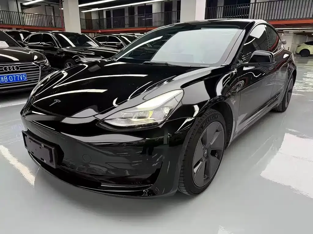 Tesla Model 3 — фото 1