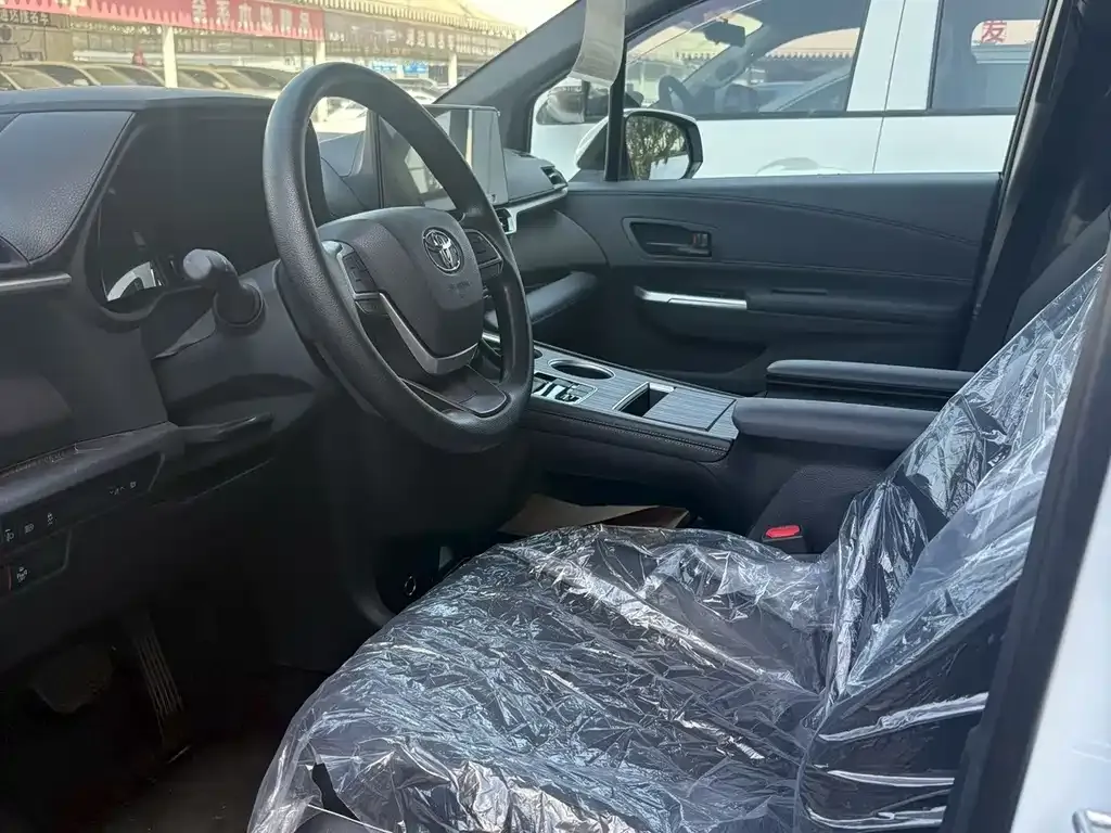 Toyota Granvia — фото 4