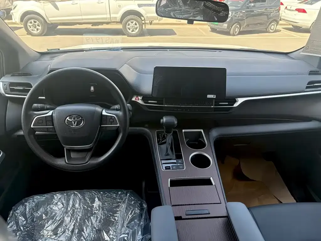 Toyota Granvia — фото 3